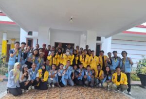 Sinergi Tiga Kampus, Sekda Halut Resmikan KKN Kolaboratif di Lima Desa  Halmahera Utara, 30 Juni 2025 — Sekretaris Daerah Kabupaten Halmahera Utara, Erasmus J. Papilaya, secara resmi menyambut kedatangan mahasiswa peserta program Kuliah Kerja Nyata (KKN) Kolaboratif dari Universitas Khairun (Unkhair), Universitas Gadjah Mada (UGM), dan Universitas Halmahera (Uniera). Penyambutan berlangsung di ruang kerja Sekda dan menandai dimulainya program pengabdian lintas perguruan tinggi di lima desa di wilayah Halut.  “Ini adalah bentuk nyata sinergi antara akademisi dan pemerintah daerah untuk mempercepat kemajuan desa. Kehadiran pendamping dari Unkhair menegaskan komitmen kampus dalam mendukung mahasiswa di lapangan,” ujar Erasmus dalam sambutannya.  Program ini melibatkan total 18 mahasiswa dan satu dosen pembimbing dari Unkhair, bersama perwakilan mahasiswa UGM dan Uniera. Mereka akan ditugaskan di lima desa: Gamhoku, Pale, MKCM, Tanjung Niara, dan Pulau Kumo.  Pendampingan langsung juga dilakukan oleh Bahdir Kadir, Ahli Madya dari Lembaga Penelitian dan Pengabdian kepada Masyarakat (LPPM) Unkhair. Ia menegaskan pentingnya peran pendamping tidak hanya sebagai pengawas administratif, tetapi juga sebagai penghubung komunikasi antara mahasiswa, masyarakat, dan pemerintah desa.  “Kami ingin memastikan bahwa program ini benar-benar menjawab kebutuhan warga dan sesuai dengan arah pembangunan desa,” jelas Bahdir.  Sementara itu, Ketua Pusat Pengembangan KKN dan Pengabdian Masyarakat (P2KM) Unkhair, Kadri Daud, menambahkan bahwa salah satu misi utama pengabdian adalah mendorong digitalisasi desa. Hal ini dilakukan dengan membangun sistem informasi berbasis website untuk meningkatkan layanan publik dan promosi potensi lokal.  “Kami mengusung pendekatan partisipatif. Teknologi yang dihadirkan harus relevan dengan kondisi dan kebutuhan desa,” kata Kadri.  Program pengabdian ini akan berlangsung selama enam minggu dan ditutup dengan penyusunan laporan akhir serta rekomendasi strategis bagi keberlanjutan pembangunan desa.  Ketua kelompok mahasiswa, Muhammad Adit R. Biga, menuturkan bahwa digitalisasi akan diwujudkan melalui pembuatan situs web desa, yang bertujuan membuka akses informasi, mendorong pertumbuhan ekonomi lokal, dan memperkuat sektor pariwisata.  “Desa harus menjadi subjek pembangunan, bukan sekadar objek program,” tegas Adit.  Selain fokus pada digitalisasi, mahasiswa juga menggarap isu-isu strategis lainnya seperti pertanian berkelanjutan, kesehatan masyarakat, pelestarian seni budaya, perlindungan lingkungan, hingga pemberdayaan kelompok rentan. Seluruh program dirancang inklusif, melibatkan tokoh masyarakat, perangkat desa, pemuda, dan perempuan dalam setiap tahapan kegiatan.